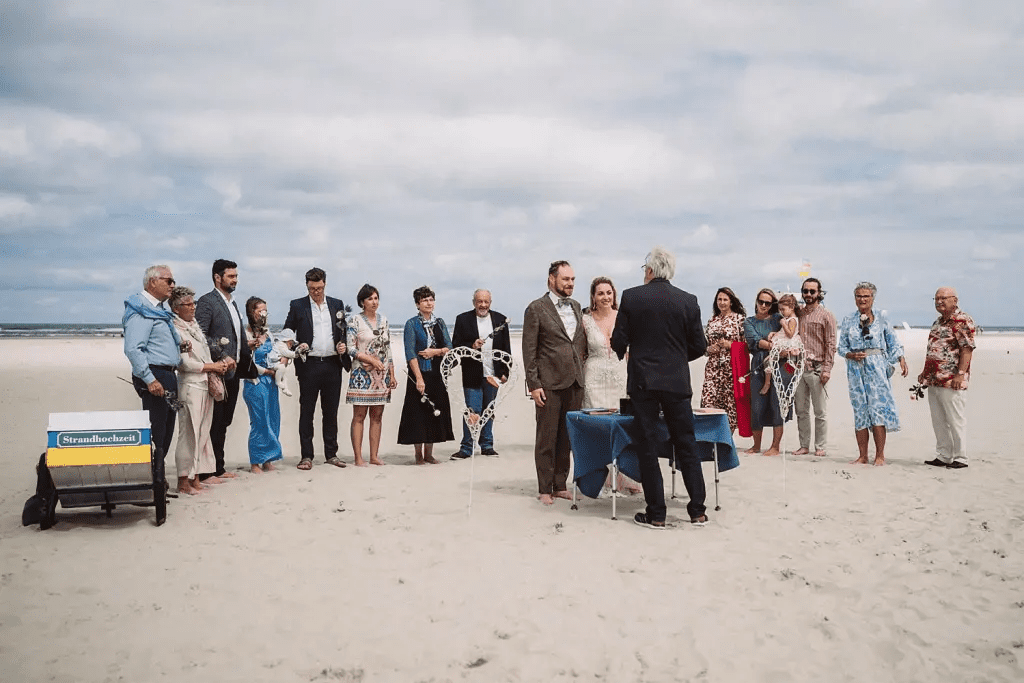 Hochzeitsgesellschaft bei der Strandtrauung am Nordstrand von Juist mit Meerblick und Strandkörben