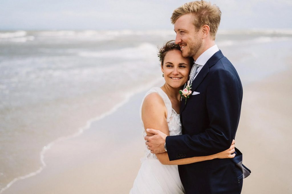 Hochzeitspaar am Strand Wangerooge