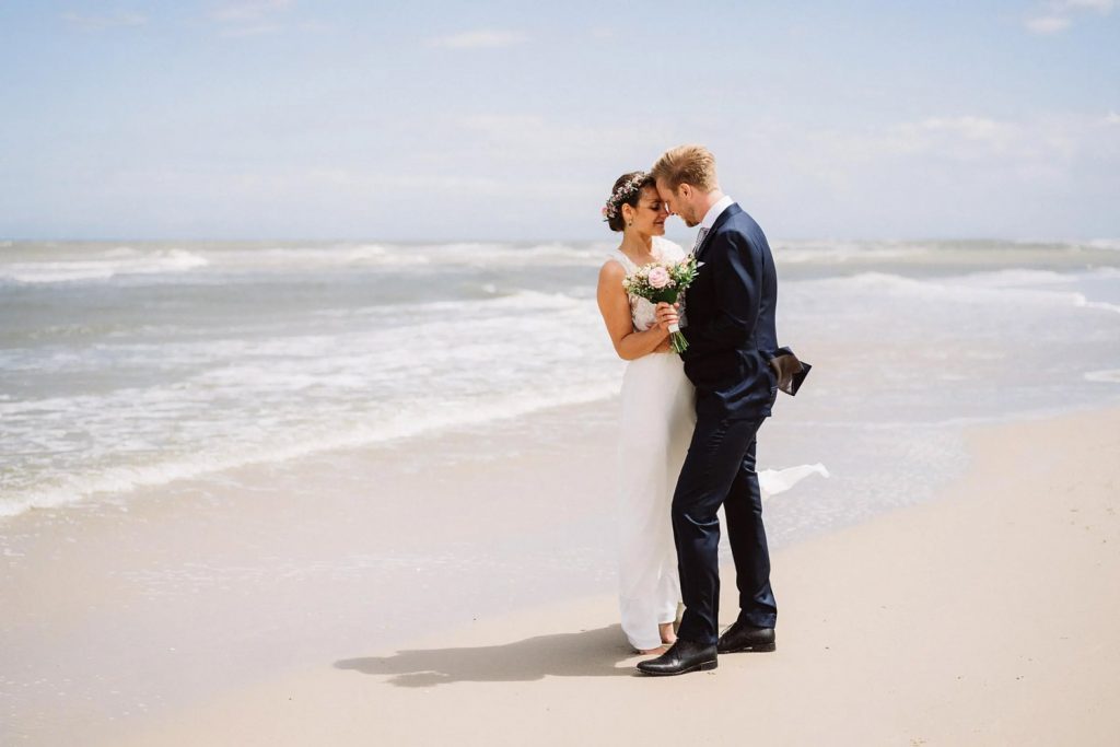 Hochzeitspaar am Strand Wangerooge