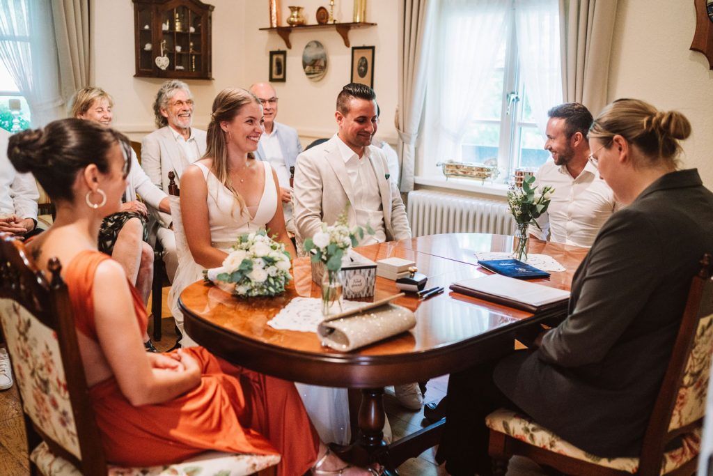 Hochzeit in der Hochtiedsstuv Norderney - Brautpaar mit Hochzeitsgesellschaft bei der standesamtlichen Trauung