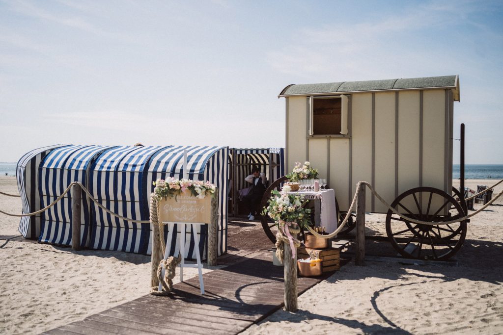 Hochzeitsfotograf Norderney – Badekarren am Strand als besonderer Ort für Trauungen