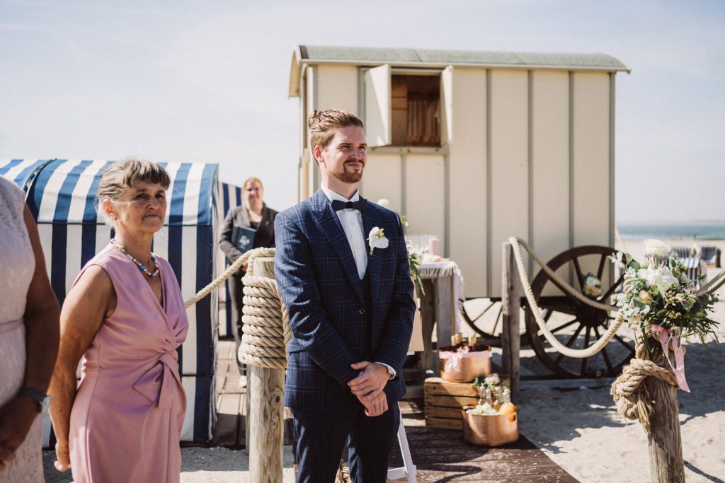 Bräutigam am Badekarren auf Norderney – natürliche Hochzeitsfotos mit Meerblick