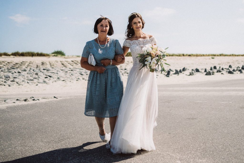 Braut mit ihrer Mutter vor der Trauung im Badekarren am Strand von Norderney