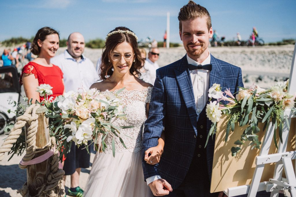 Hochzeitspaar nach der Trauung im Badekarren am Strand der Insel Norderney