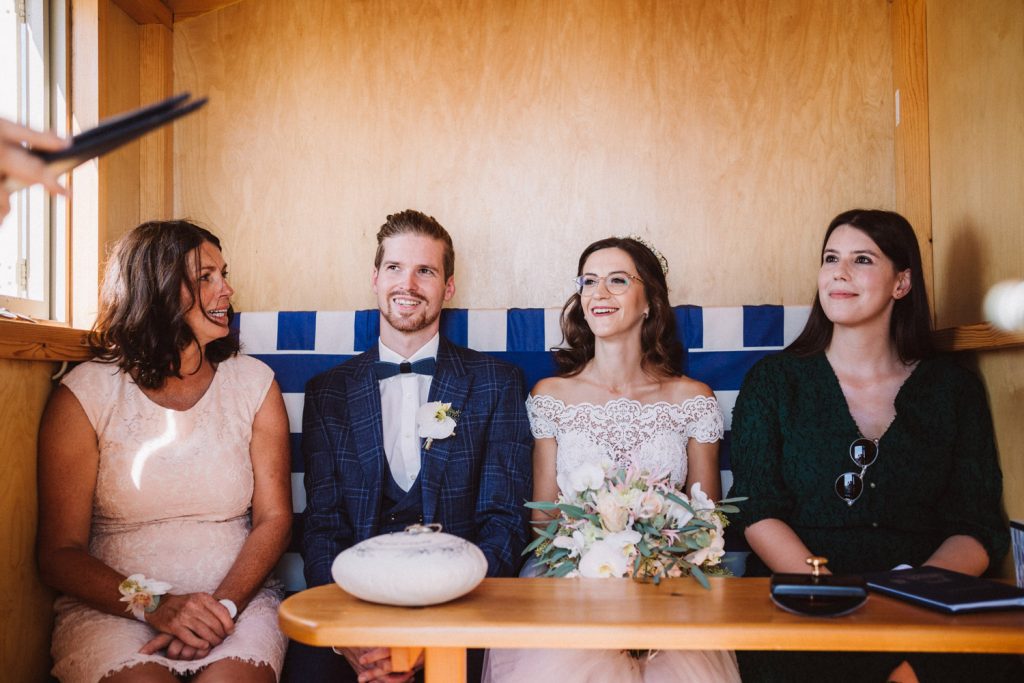 Brautpaar mit Trauzeugen bei der Trauung im Badekarren auf Norderney