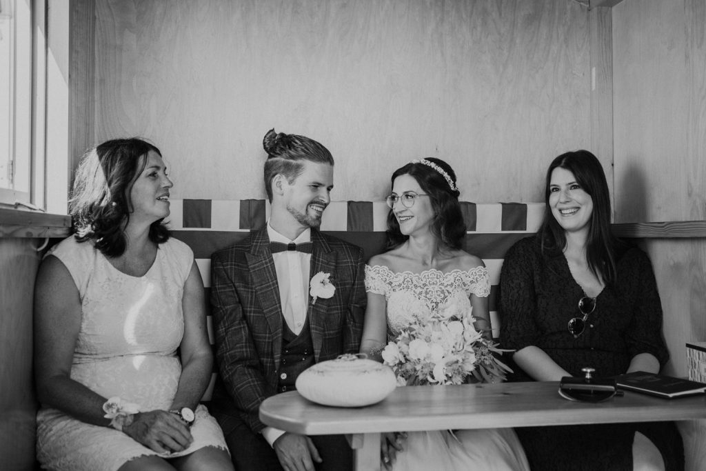 Hochzeit im Badekarren auf Norderney mit Brautpaar und Gästen