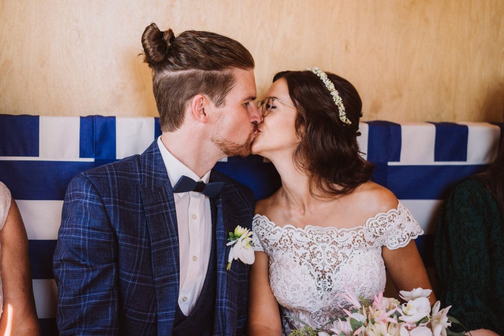 Brautpaar küsst sich während der Trauung im Badekarren auf Norderney