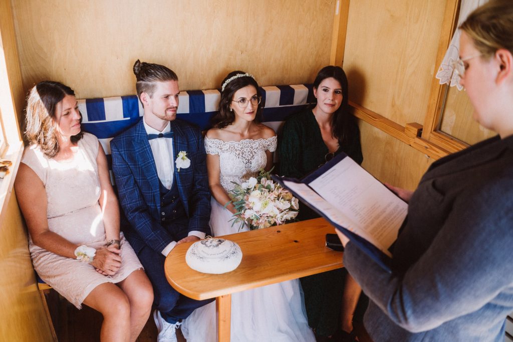 Standesbeamtin bei der Trauung im Badekarren auf der Insel Norderney