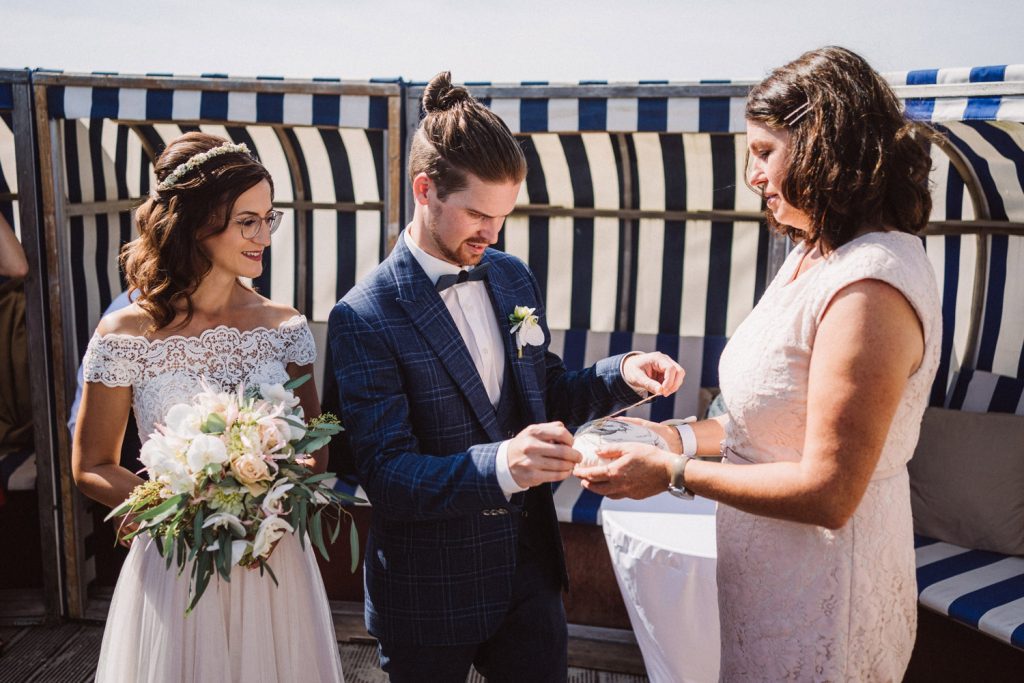 Hochzeitsfotograf Norderney – Ringtausch am Badekarren