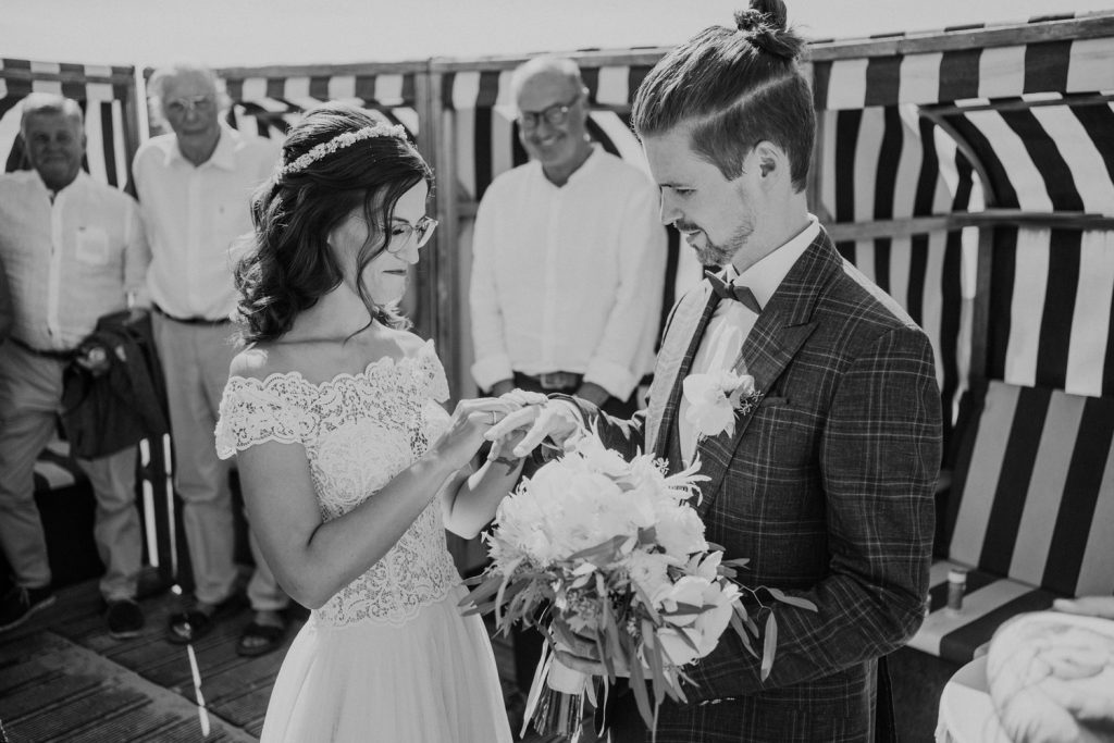 Braut und Bräutigam bei der Trauung am Badekarren auf Norderney in Schwarzweiß