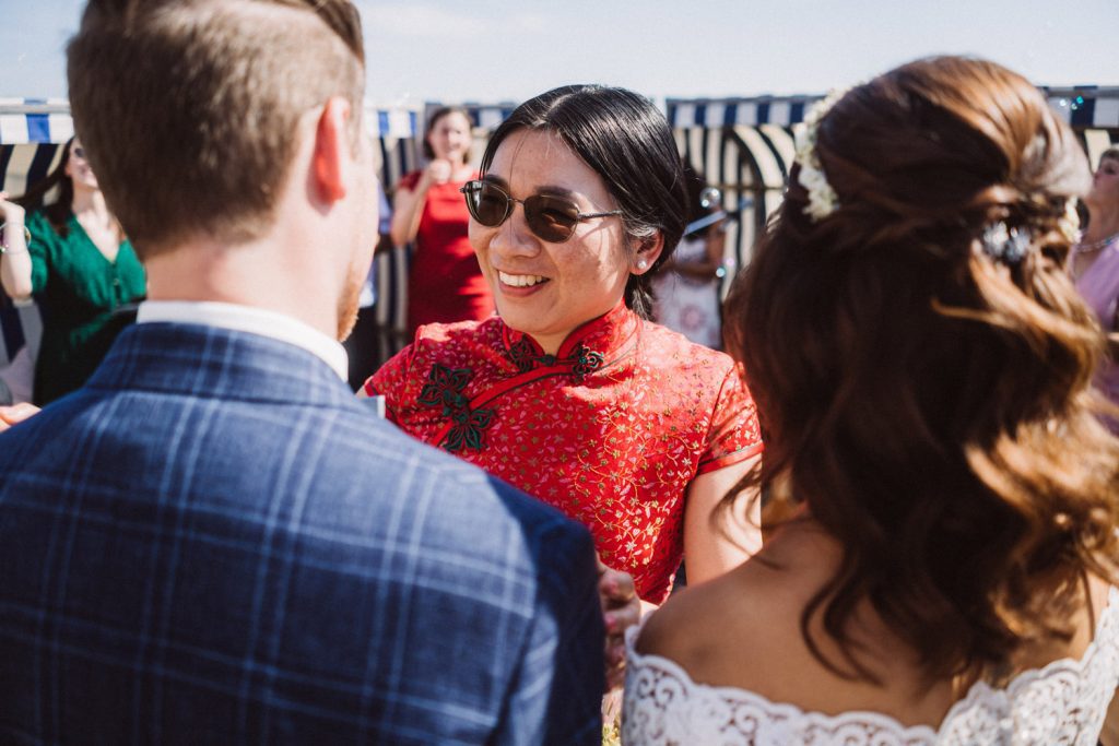 Gratulation für das Brautpaar nach der Trauung am Strand von Norderney