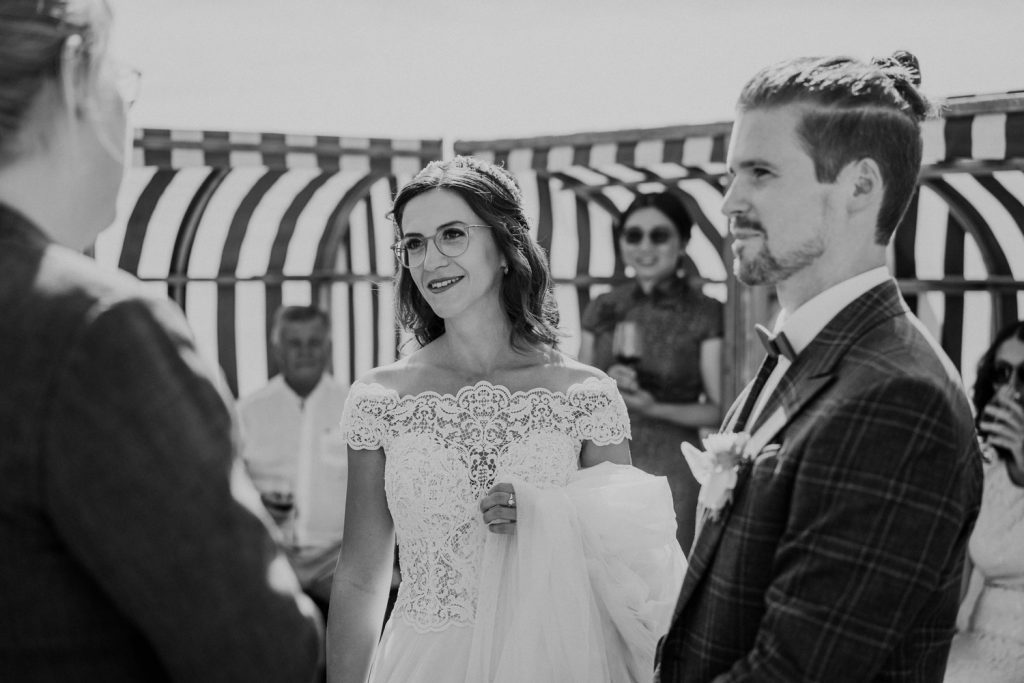 Braut und Bräutigam während der Trauung am Strand von Norderney in Schwarzweiß