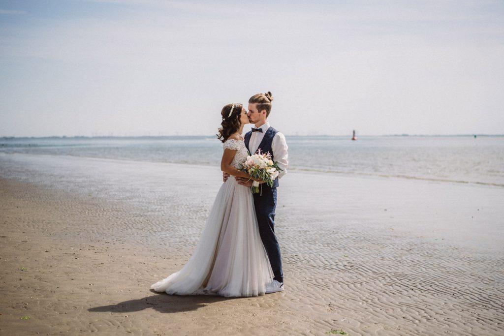 Brautpaar genießt den Moment nach der Trauung am Strand von Norderney