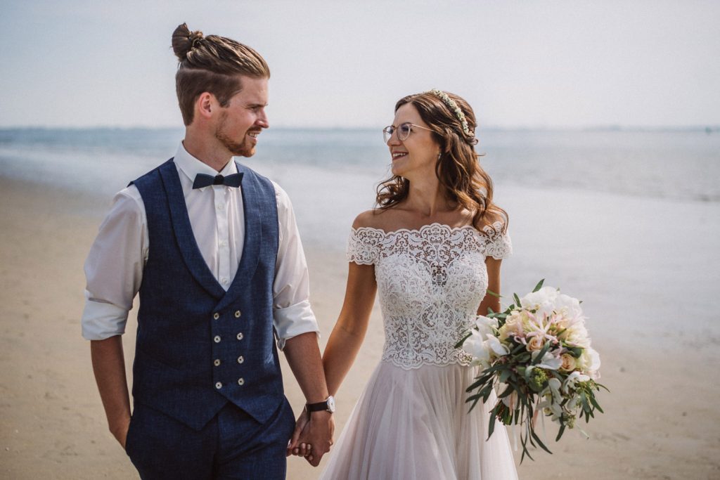 Brautpaar beim romantischen Fotoshooting am Strand von Norderney