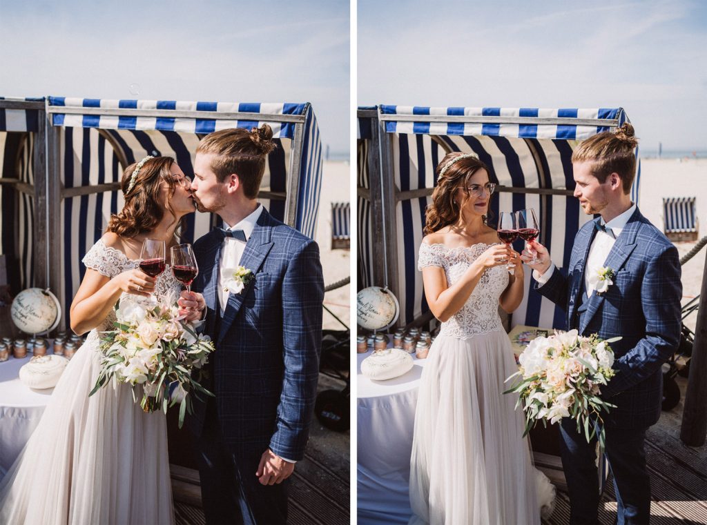 Brautpaar stößt nach der Trauung am Strand von Norderney mit Sekt an