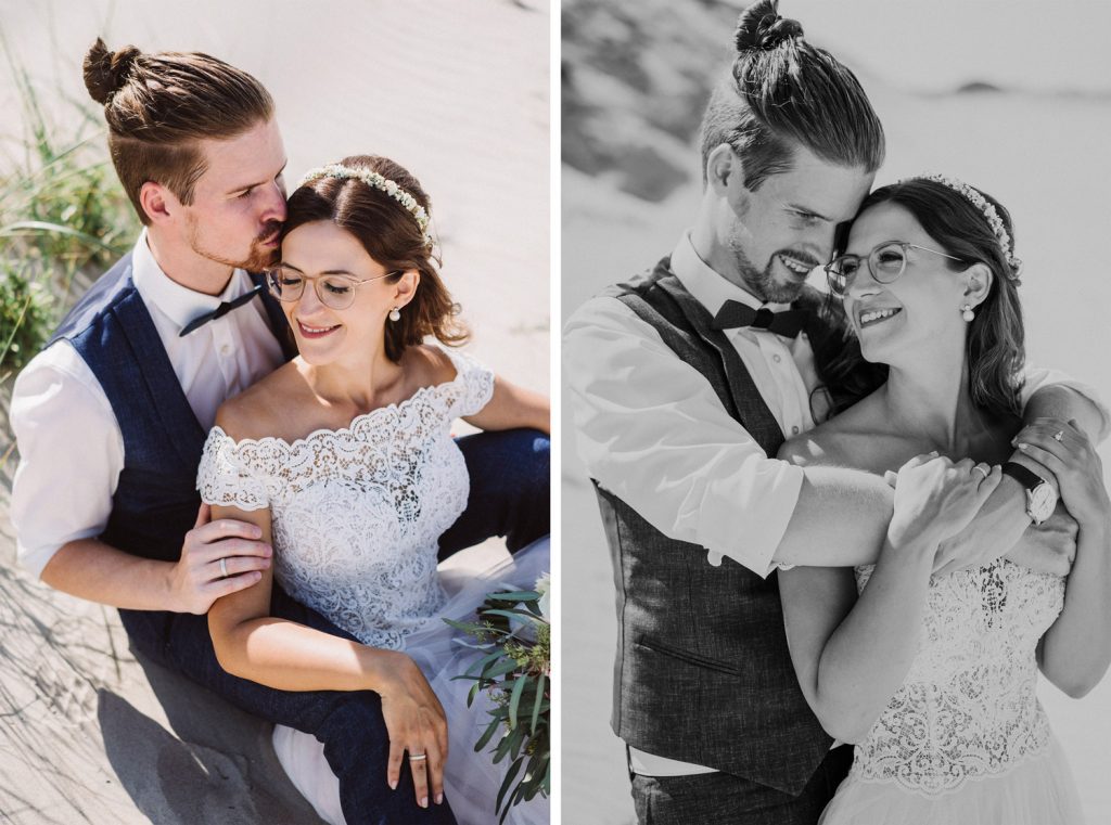 Hochzeitspaar sitzt verliebt in den Dünen am Strand von Norderney beim Fotoshooting
