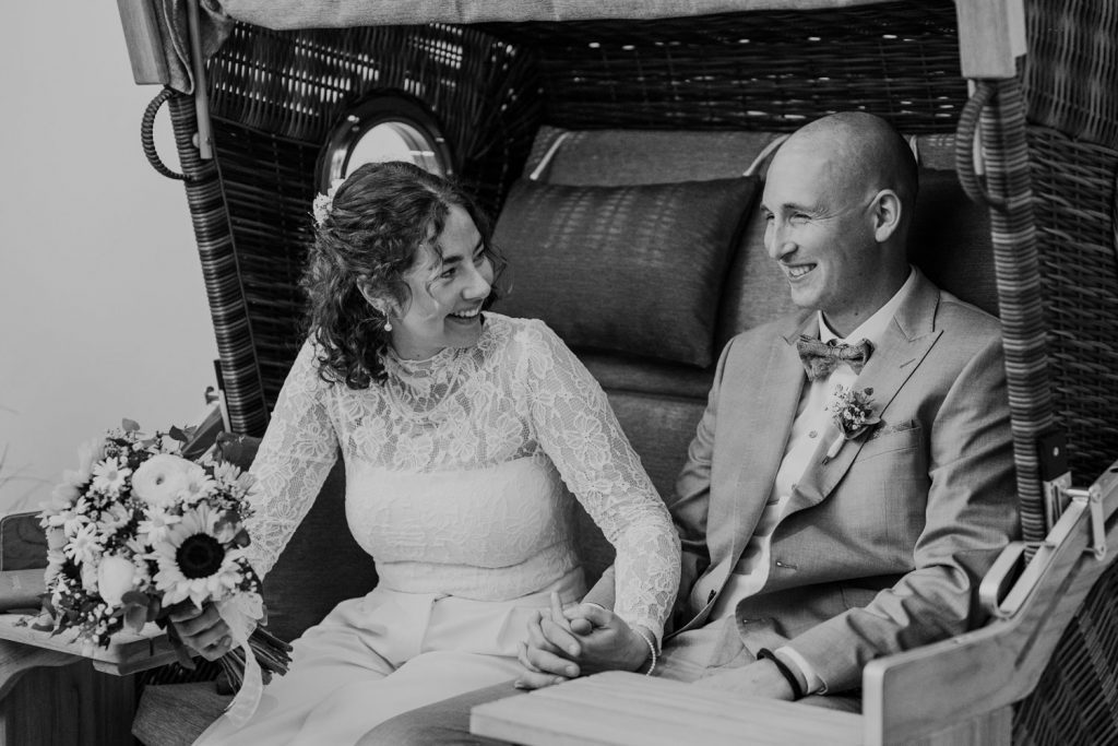 Hochzeitspaar bei Ihrer Trauung in Strandkorb im Standesamt Norderney