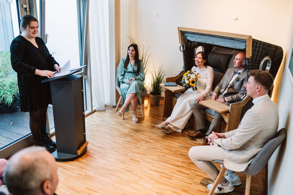 Trauzimmer mit Strandkorb im Standesamt Norderney – Hochzeitsfotograf Elmar Tapper