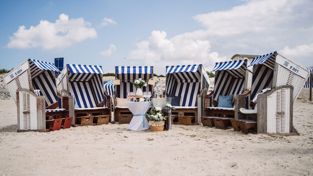 Für eine Hochzeitsgesellschaft vorbereitete Strandkörbe bei einer Strandhochzeit auf Norderney