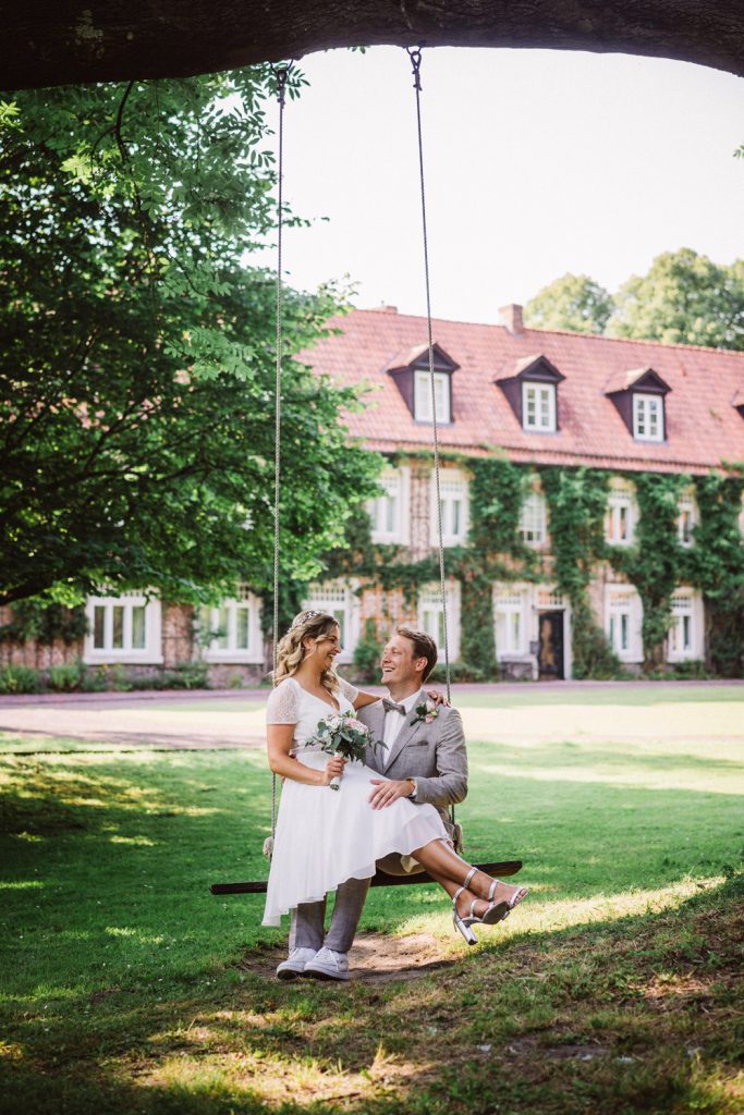 Brautpaar auf Schaukel – Hochzeitsfotograf Burg Berum Elmar Tapper