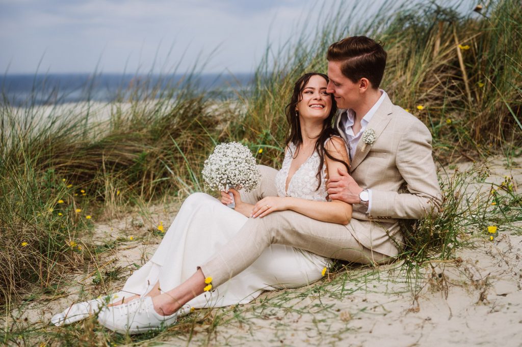 Brautpaar in den Dünen – Hochzeitsfotograf Langeoog Elmar Tapper
