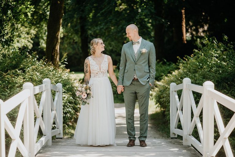 Brautpaar auf der weißen Brücke im Schlosspark Lütetsburg – Hochzeitsfotograf Elmar Tapper Ostfriesland