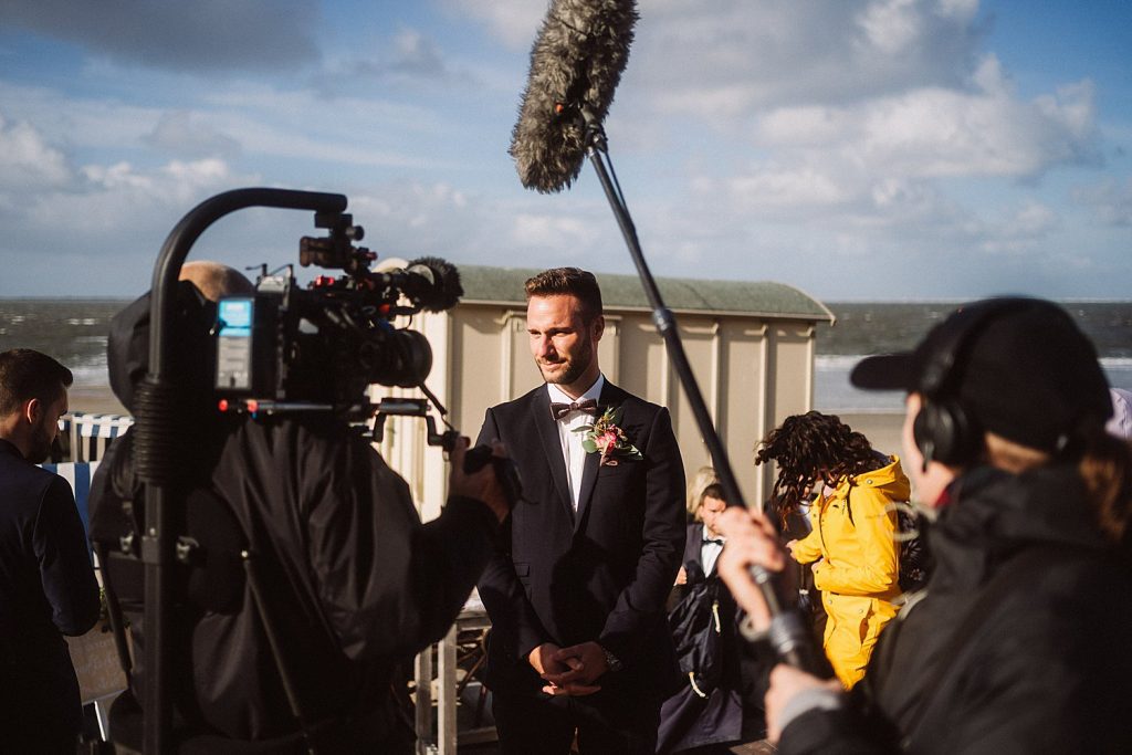 Bräutigam vor der Trauung im Badekarren Norderney, gefilmt vom NDR-Team am Weststrand.