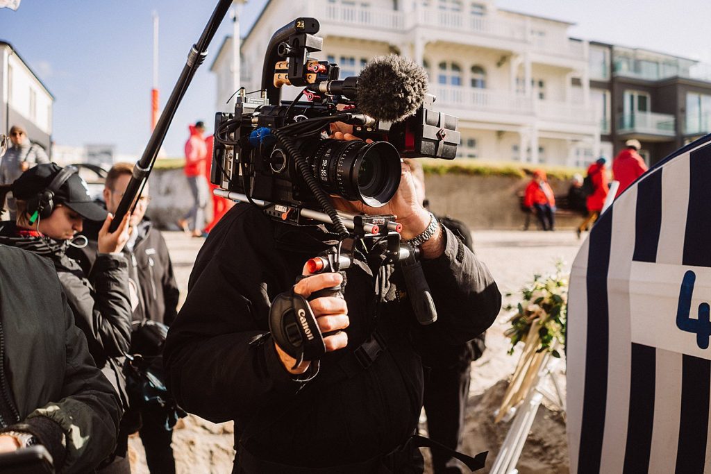NDR-Kamerateam filmt die Trauung im Badekarren am Weststrand von Norderney.