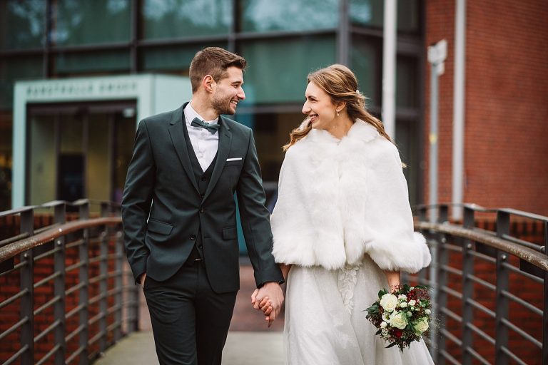 Brautpaar bei einer Hochzeit im Winter in Emden