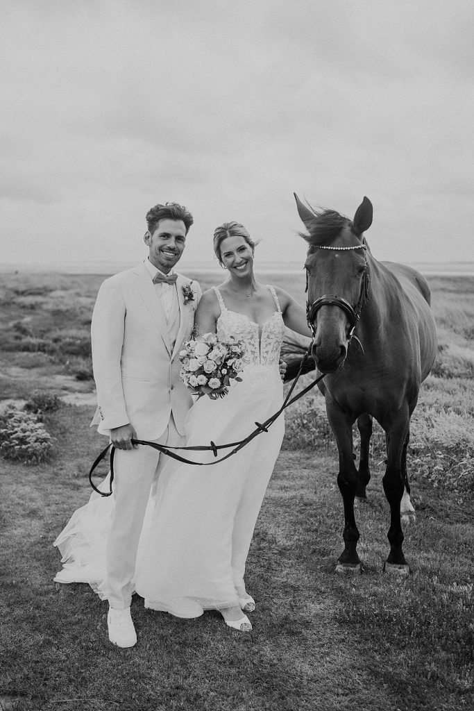 Brautpaar mit Pferd auf Ihrer Hochzeit auf der Insel baltrum - Hochzeitsfotograf baltrum