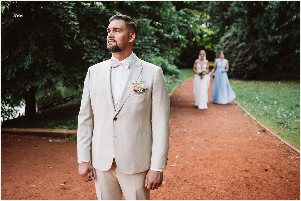 First Look im Schlossgarten Oldenburg bei einer freien Trauung – emotionale Hochzeitsreportage