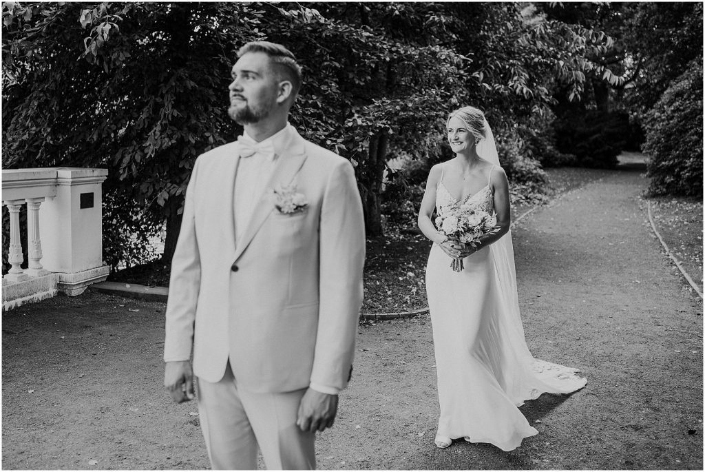 Brautpaar beim First Look im Schlossgarten Oldenburg – natürliche Hochzeitsreportage