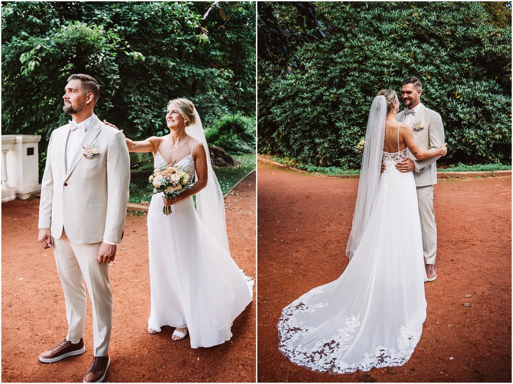 Brautpaar beim Spaziergang im Schlossgarten Oldenburg – natürliche Hochzeitsreportage