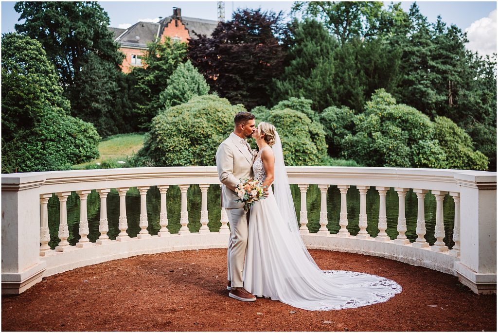 Brautpaar im Schlossgarten Oldenburg kurz nach dem First Look – natürliche Hochzeitsfotos