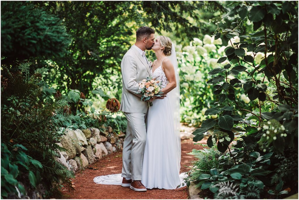 Brautpaar beim Paarshooting im Schlossgarten Oldenburg – natürliche Hochzeitsfotos