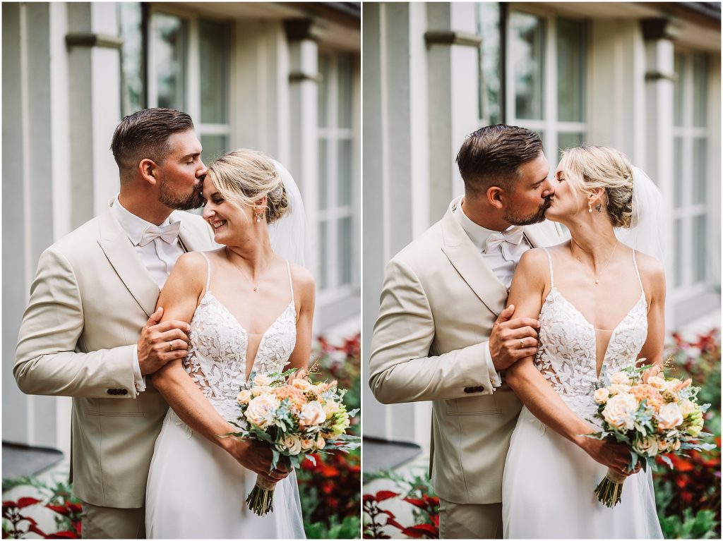 Brautpaar in inniger Umarmung im Schlossgarten Oldenburg – authentische Hochzeitsmomente