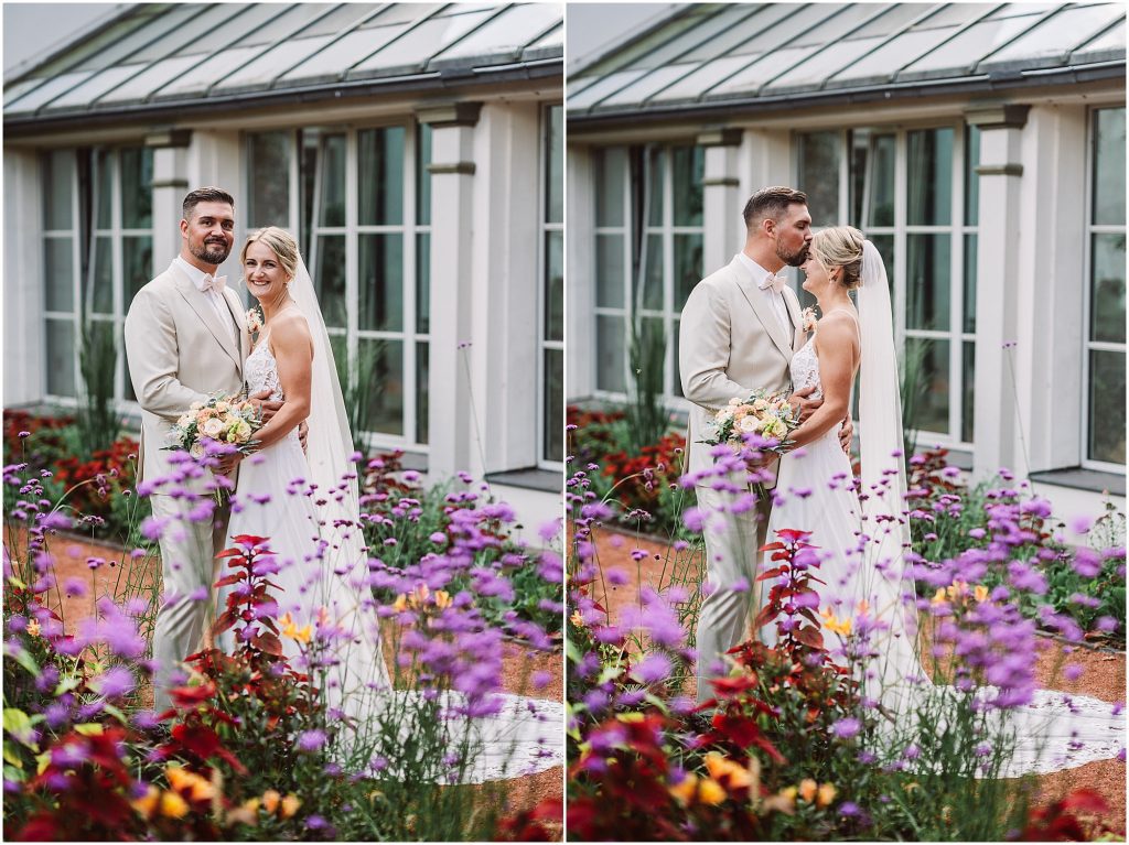 Brautpaar vor dem Gebäude im Schlossgarten Oldenburg – entspannte Hochzeitsreportage