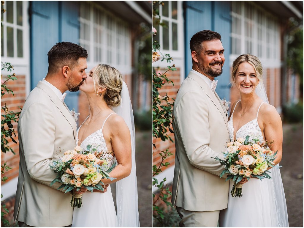 Brautpaar blickt sich lächelnd an im Schlossgarten Oldenburg – authentische Hochzeitsreportage