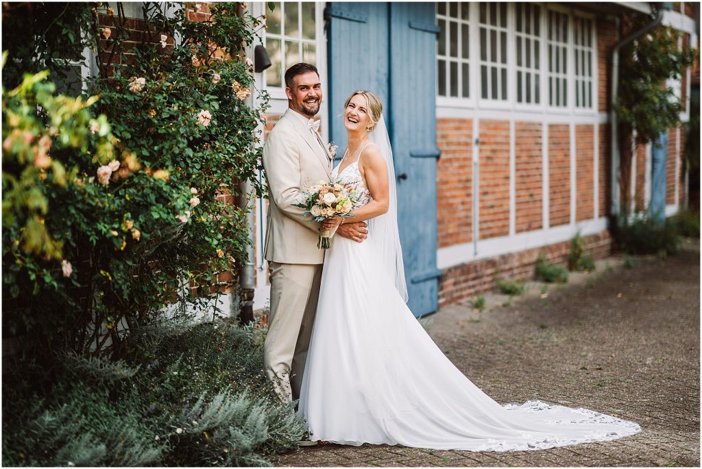 Brautpaar während des Paarshootings im Schlossgarten Oldenburg – ruhige und emotionale Hochzeitsmomente