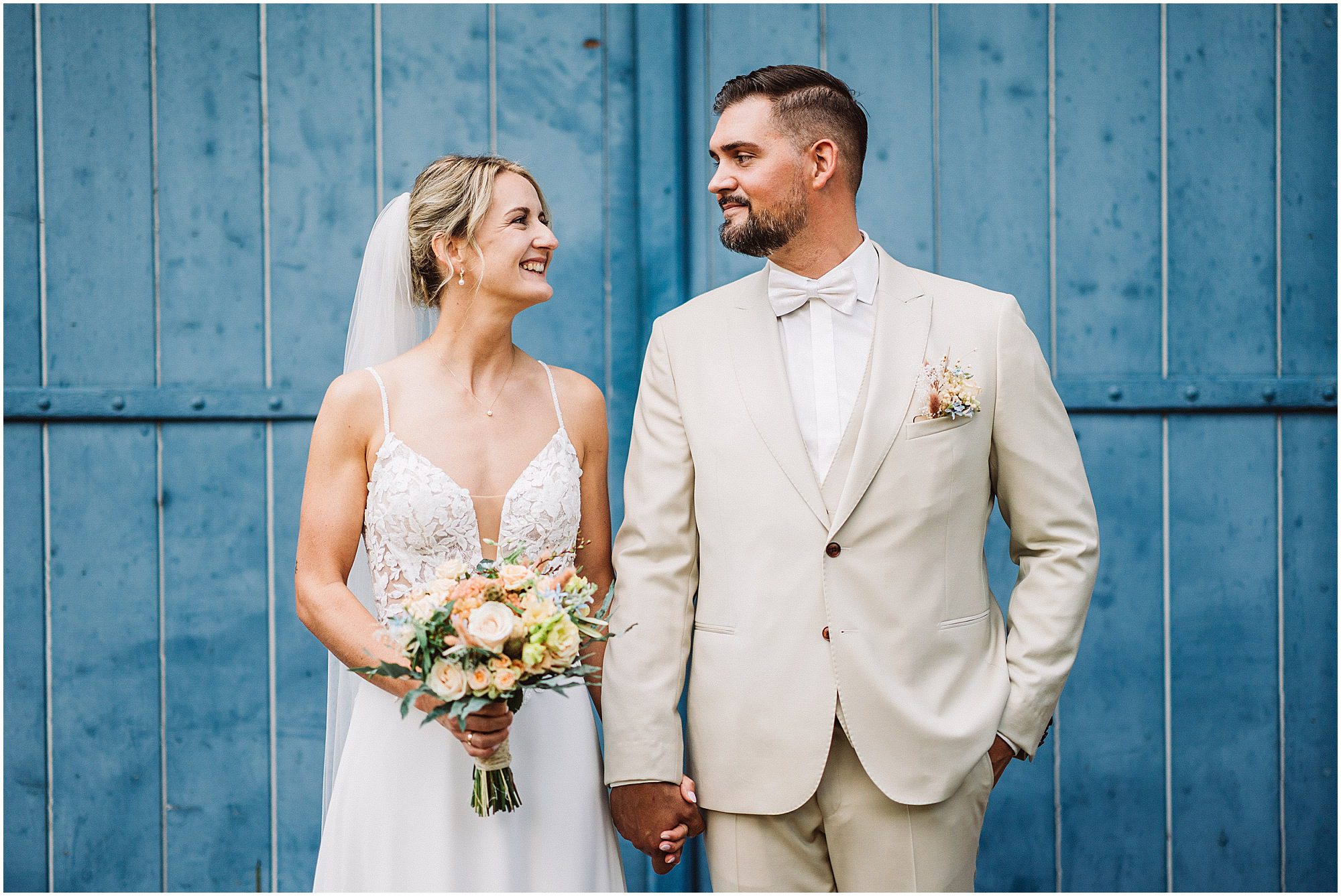 Brautpaar lacht gemeinsam während des Paarshootings im Schlossgarten Oldenburg – lebendige Hochzeitsreportage