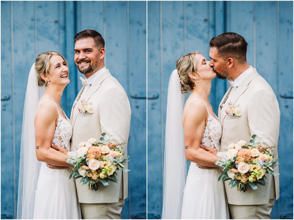 Brautpaar vor blauer Tür beim Paarshooting in Oldenburg – moderne Hochzeitsreportage