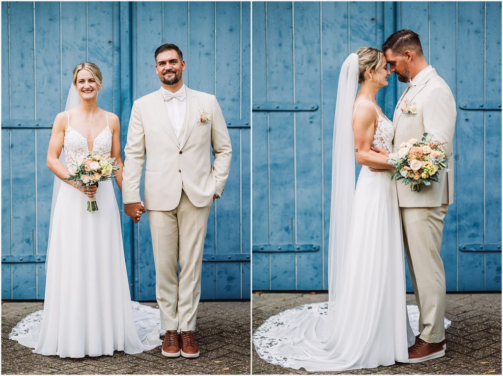 Brautpaar entspannt an blauer Wand in Oldenburg – moderne Hochzeitsreportage