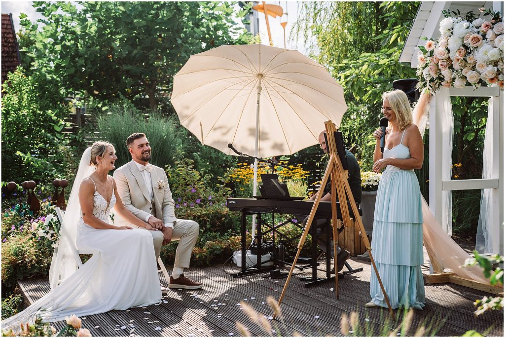 Gäste und Brautpaar bei der freien Trauung im Müggenkrug Oldenburg – aufmerksame Stimmung