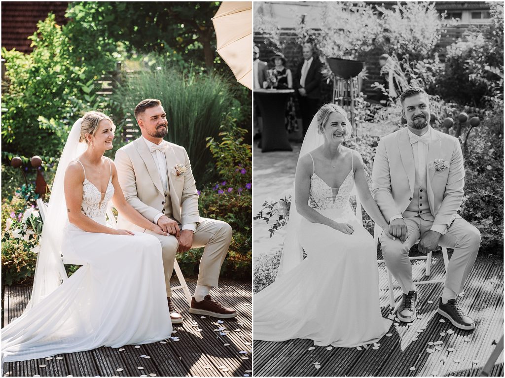 Brautpaar sitzt während der freien Trauung im Müggenkrug Oldenburg und hören der Zeremonie aufmerksam zu