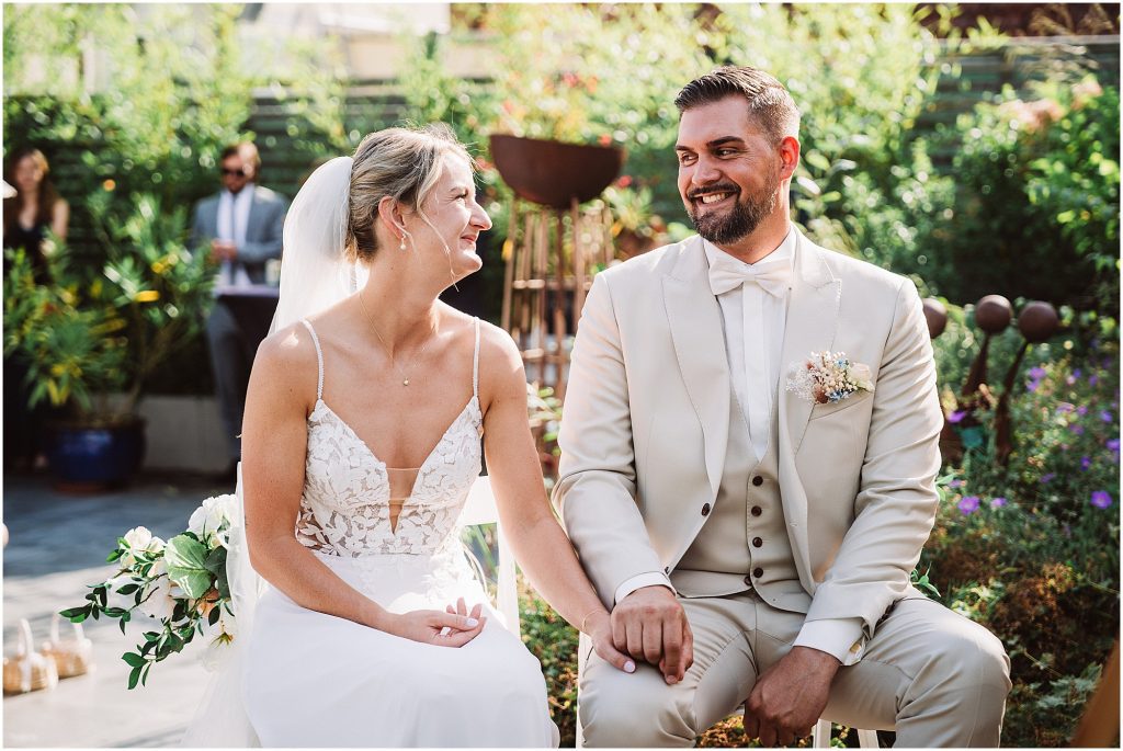Brautpaar bei der freien Trauung im Müggenkrug Oldenburg – glückliche und gelöste Stimmung