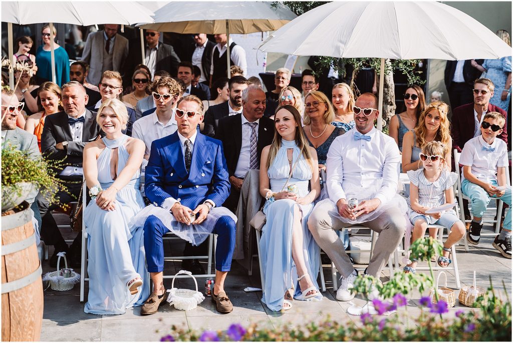 Gäste sitzen während der freien Trauung im Müggenkrug Oldenburg und verfolgen die Zeremonie aufmerksam