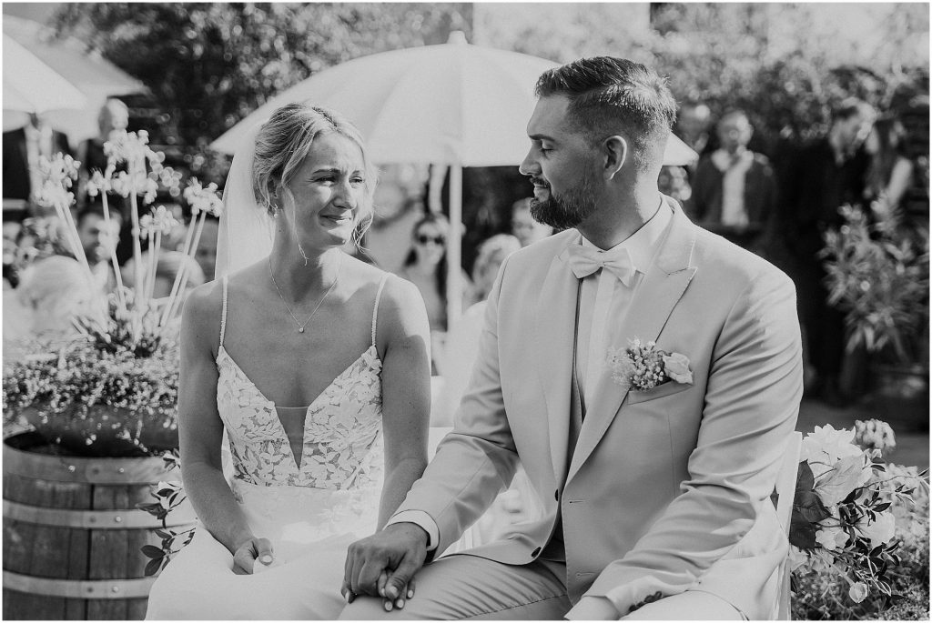 Emotionale Braut während der freien Trauung im Müggenkrug Oldenburg – berührender Moment