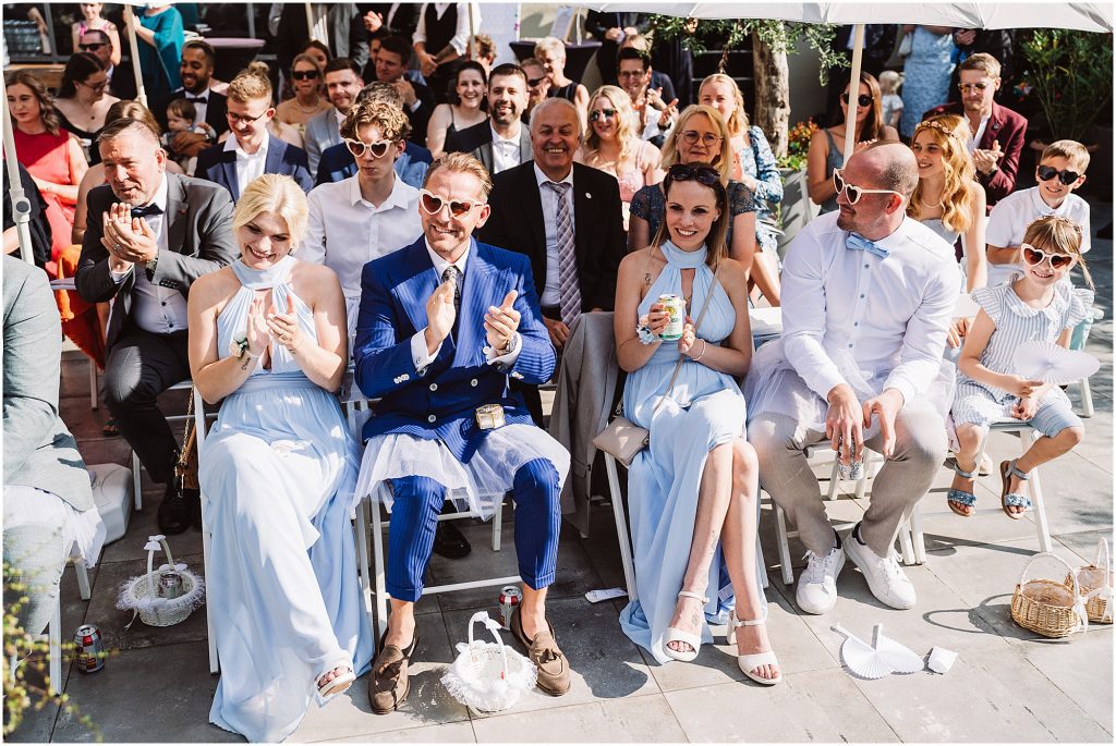 Gäste applaudieren nach der freien Trauung im Müggenkrug Oldenburg – ausgelassene Hochzeitsstimmung