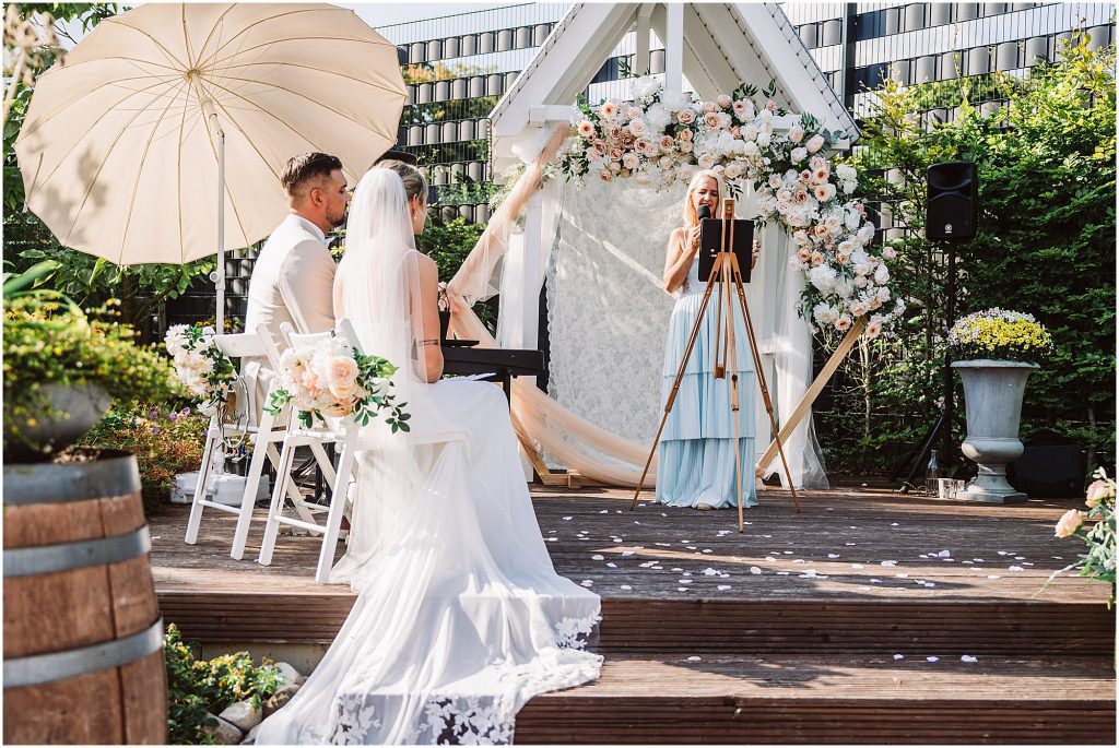 Traurednerin hält die Traurede bei der freien Trauung im Müggenkrug Oldenburg