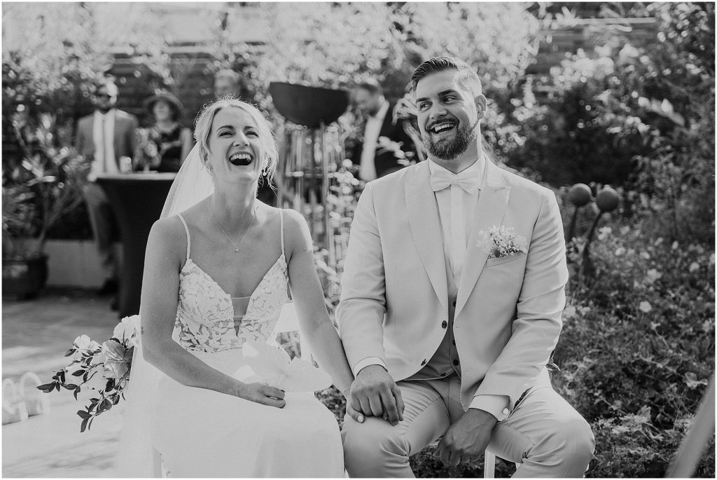 Brautpaar lacht während der freien Trauung im Müggenkrug Oldenburg – fröhlicher Moment der Zeremonie